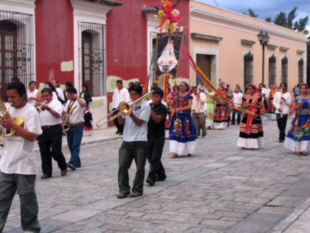 Parade along Acalá in central Oaxaca